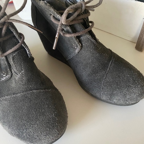 Tom’s so soft ankle Tie Booties - Picture 4 of 6